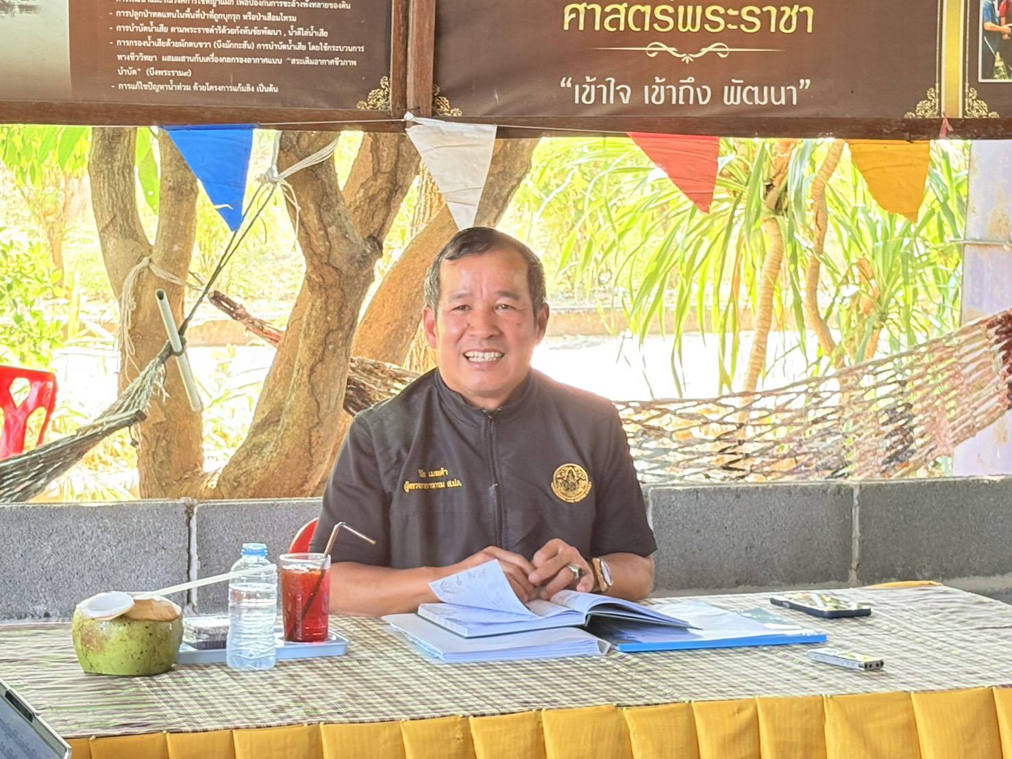 title - วันที่ 10 กุมภาพันธ์ 2569 นายประเสริฐ กาญจนเกียรติกุล ปฏิรูปที่ดินจังหวัดบุรีรัมย์ พร้อมด้วยเจ้าหน้าที่ ส.ป.ก.บุรีรัมย์ ให้การต้อนรับผู้ตรวจราชการ ส.ป.ก. นายวินัย เมฆดำ และรายงานผลการปฏิบัติงานพร้อมทั้งจัดกิจกรรมมอบโฉนดเพื่อการเกษตรในการลงพื้นที่ตรวจติดตามผลการปฏิบัติราชการตามแผนการตรวจราชการ รอบที่ 1 ณ แปลงต้นแบบเกษตรกรรมยั่งยืนในเขตปฏิรูปที่ดิน นางสามัญ โล่ห์ทอง ตำบลหนองโบสถ์ อำเภอนางรอง จังหวัดบุรีรัมย์